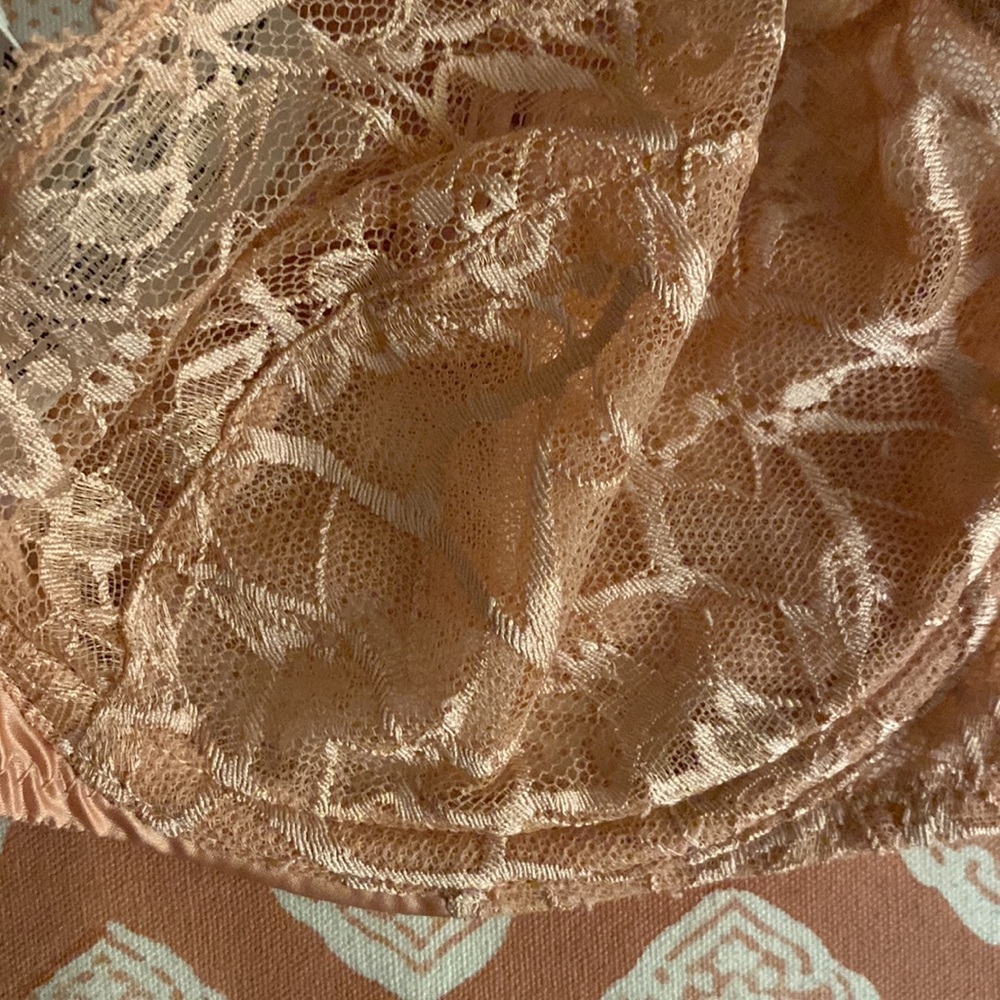 Chantelle pink peachy lace underwire bra size 32 D like new - Picture 3 of 9